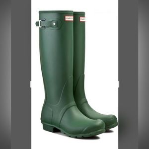 Hunter boots,, size 7, olive green, great condition.